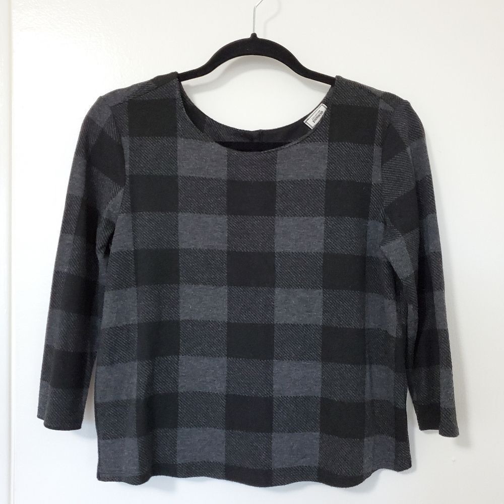 ⭐️3/$15 Plaid sweater, button up back